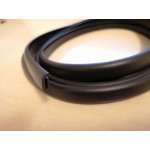 Hood-bin rear edge seal