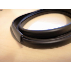 Hood-bin rear edge seal